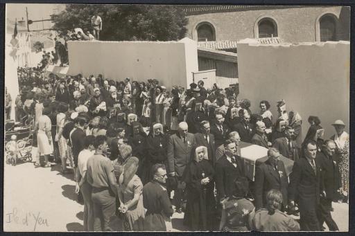 Les obsèques du maréchal Pétain, à L'Ile-d'Yeu, le 25 juillet 1951 : le cortège dans la rue (vue 1), l'inhumation au cimetière de Port-Joinville (le général Weygand bénit avec le goupillon la tombe de Pétain, vue 2).